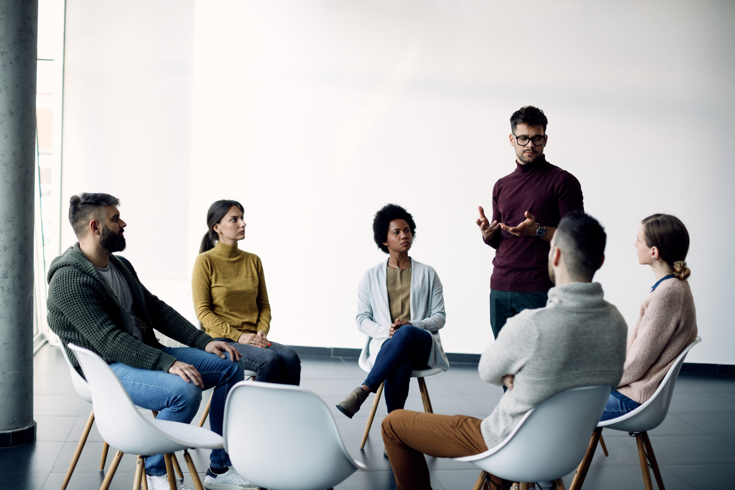 gruppo di professionisti durante una sessione di formazione sulla Diagnosi dei Rischi: il momento in cui un giovane libero professionista comprende i rischi assicurativi scoperti