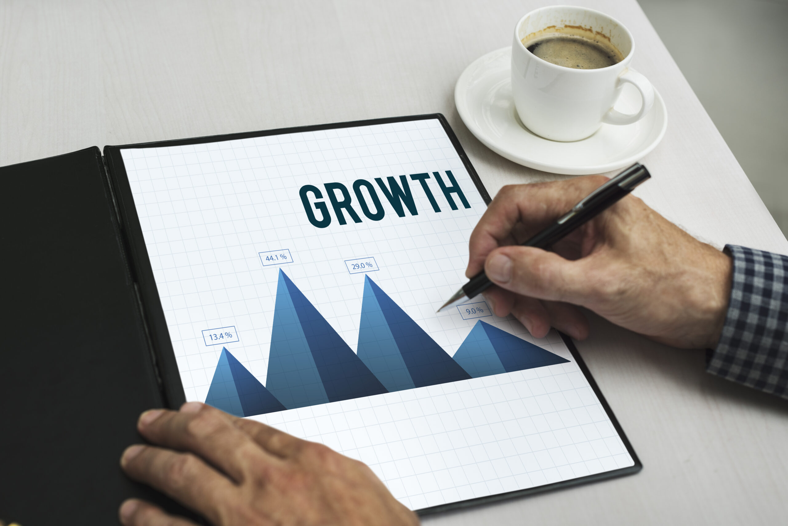 imprenditore che analizza un grafico di crescita (GROWTH) grazie alla gestione dei rischi per aumentare il valore della propria azienda