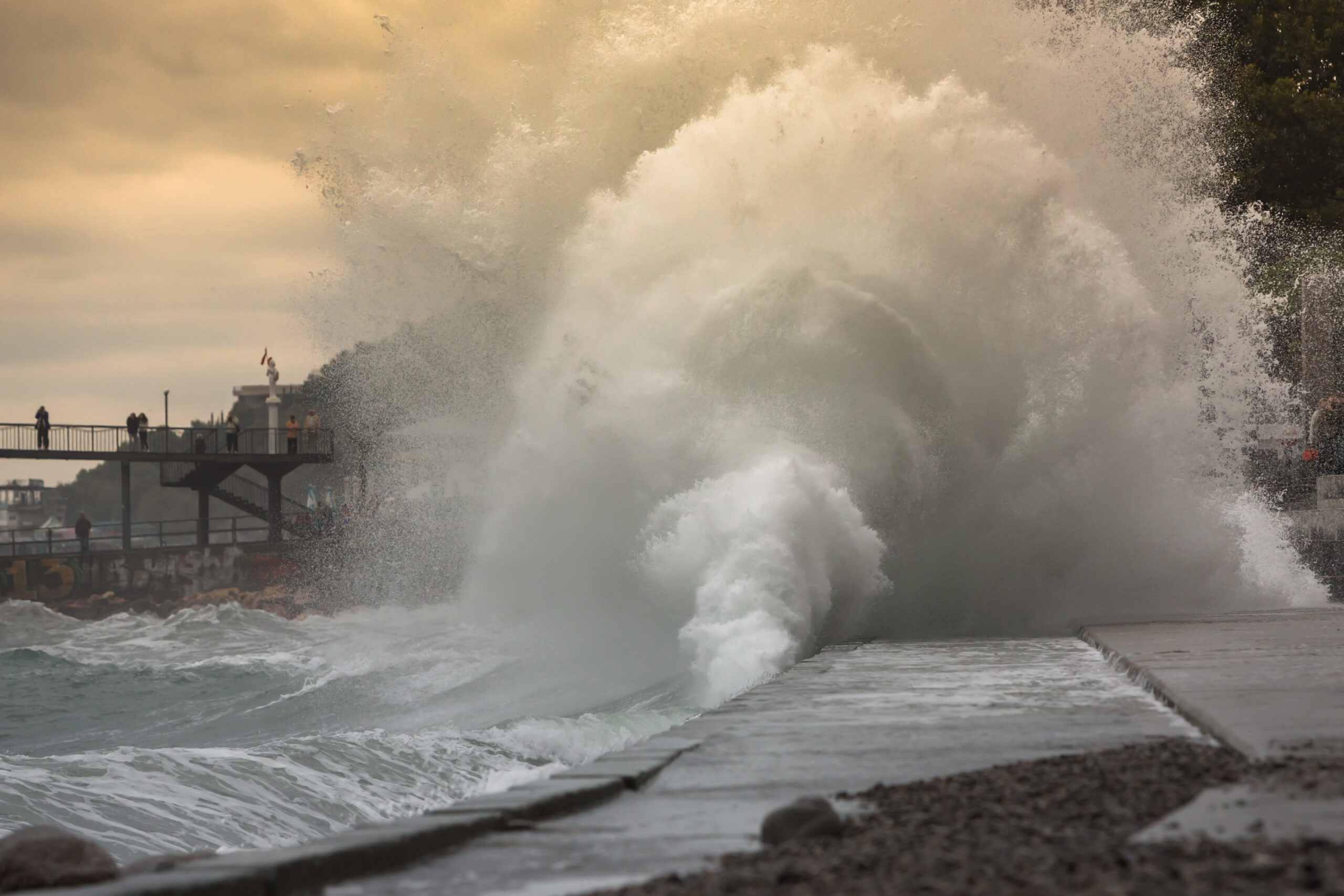 imprenditore corazzato che protegge l'azienda dai rischi catastrofali con la polizza CAT-NAT
