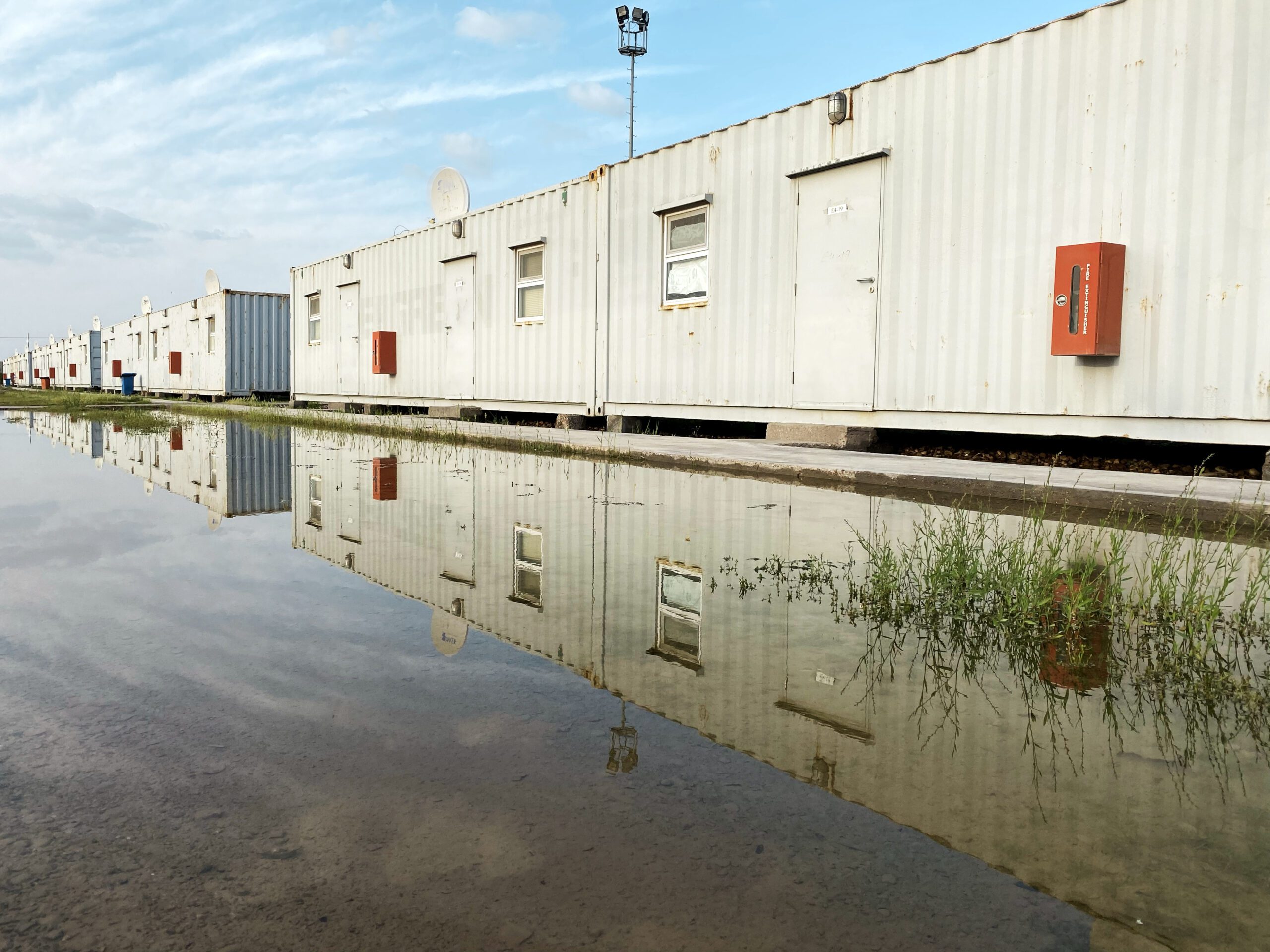 danni indiretti esempio: container aziendali allagati dall'acqua che bloccano completamente l'operatività nonostante la struttura sia intatta