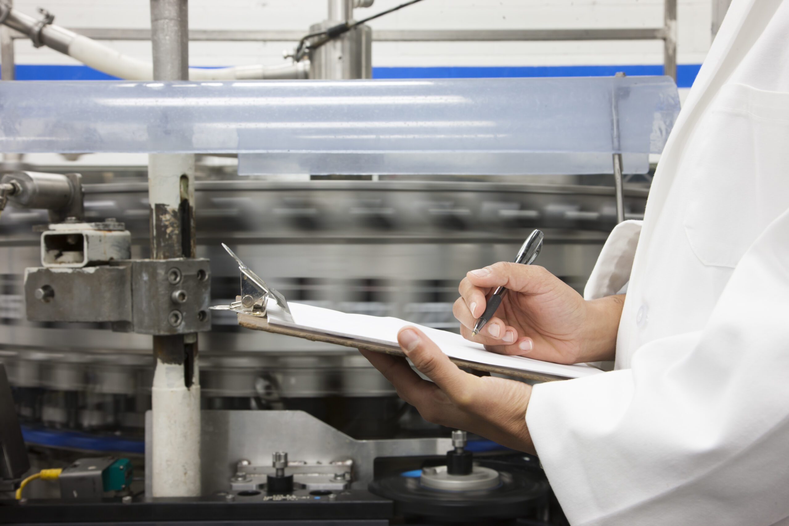 linea di produzione industriale, controllo qualità su un componente meccanico